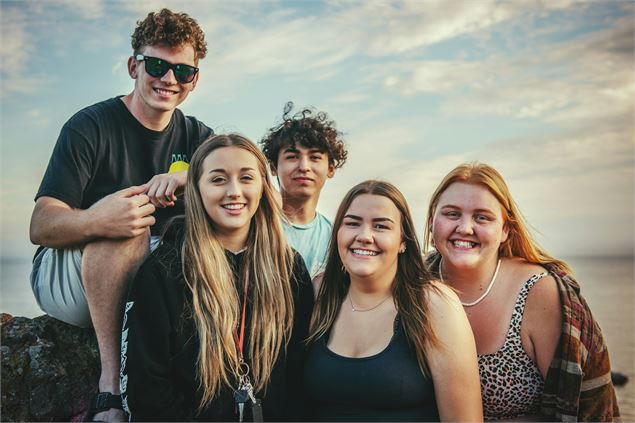 Groupe d'adolescents - Tim Mossholder