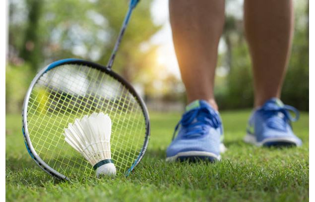 raquette chaussure et volant de badminton - i stock