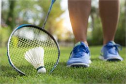 raquette chaussure et volant de badminton - i stock