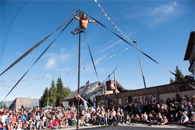 Sous le ciel bleu - Spectacle Est Dans La Rue_La Toussuire - Domenico Conte