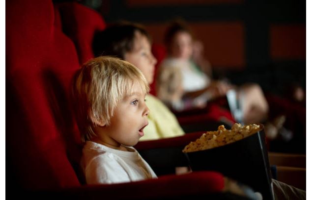 enfant au cinéma - Istock