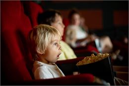 enfant au cinéma - Istock