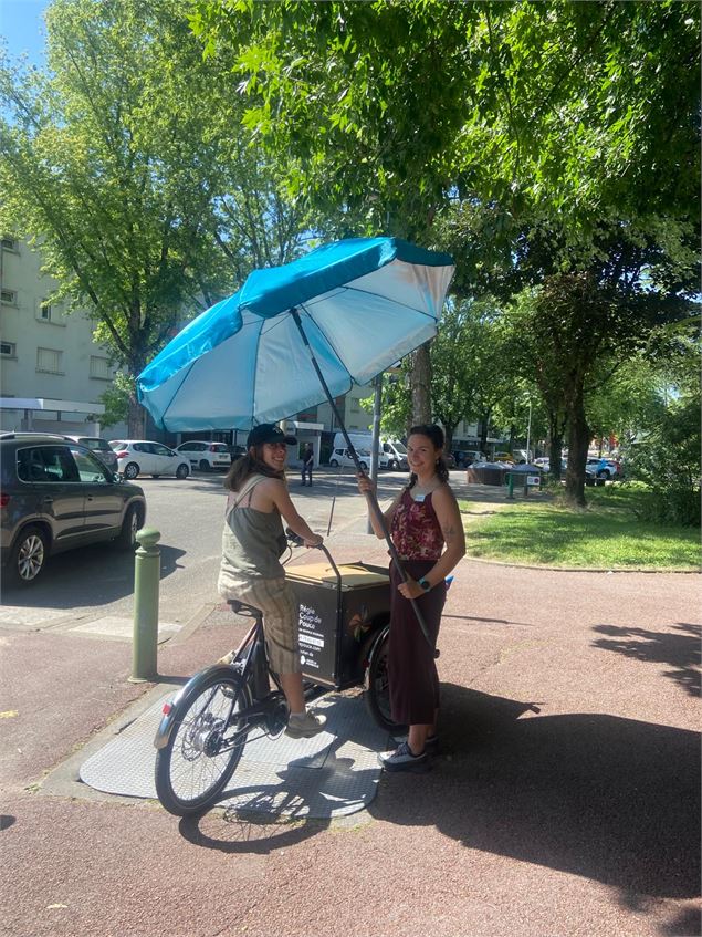 La Tournée du Café Ambulant : découverte des plantes et des animaux du quartier - Régie Coup de Pouc