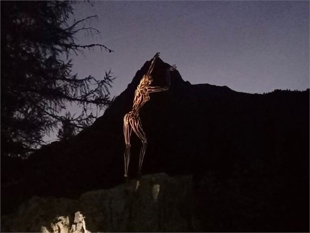 Sculpture d'Andy Parkin le long du parcours 2023 - DR / La Nuit des Ours