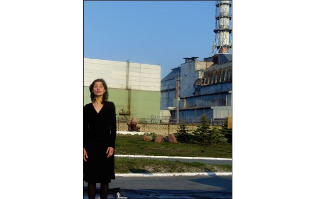 Elena devant le Réacteur N°4 de Tchernobyl - DR / Brut de Beton
