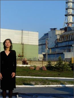 Elena devant le Réacteur N°4 de Tchernobyl - DR / Brut de Beton