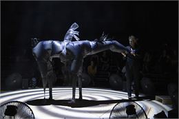 Nocturne (Parade) - Compagnie Non Nova – Phia Ménard_Annecy - © sigrid_spinnox