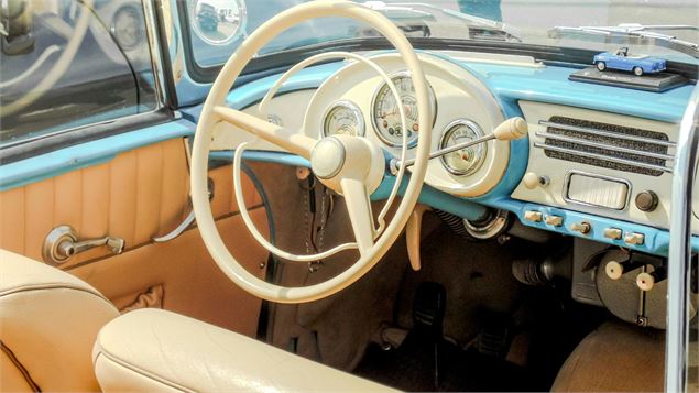 intérieur d'une ancienne voiture - canva