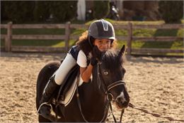 Initiation au poney (cours + balade)_Saint-Colomban-des-Villards - Freepik
