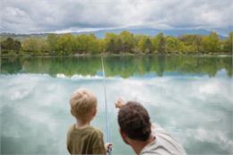 père et fils en train de pêcher - Peignée Vertical / OT Rumilly-Albanais