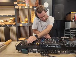 Dj baguette mixe dans une boulangerie - Radio France
