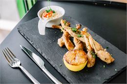 Soirée cuisses de grenouilles_Aime-la-Plagne - Image de stockking sur Magnific