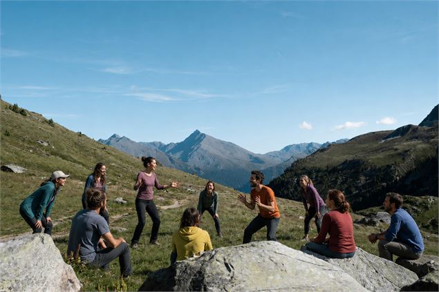 gens qui font des exercices d'impro en montagne - OTHMV