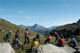 gens qui font des exercices d'impro en montagne - OTHMV