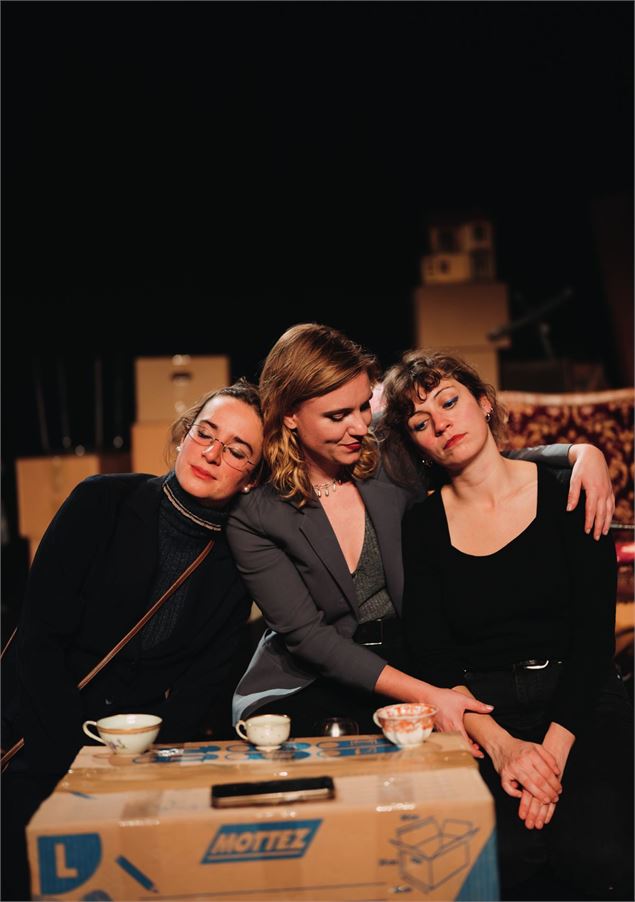 Rue du clocher 12    avec Cécile Adèle Basset, Alice Berlamont et Victoria Duquesne - Gabriel Asper