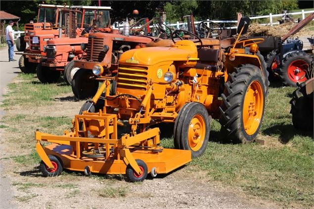 Exposition de vieux tracteurs à Lompnieu_Valromey-sur-Séran - Raymond Martinod