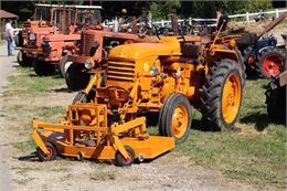 Exposition de vieux tracteurs à Lompnieu_Valromey-sur-Séran - Raymond Martinod
