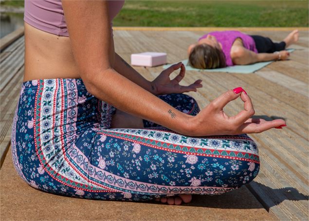 Séance de Yoga entre Lac et Montagne_Courchevel - Courchevel Tourisme