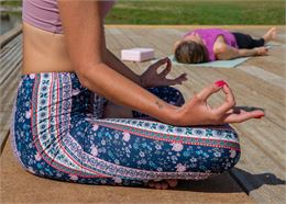Séance de Yoga entre Lac et Montagne_Courchevel - Courchevel Tourisme