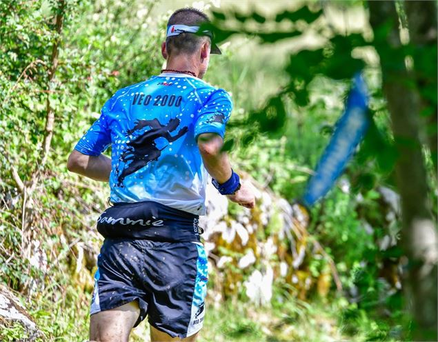 coureur de dos - Trail de Faverges-Seythenex