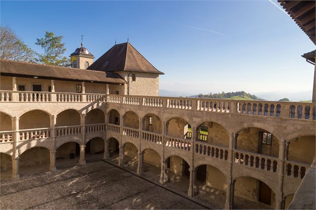 Cour et galeries du château - Dep74