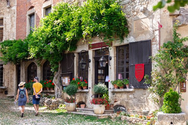 Visite guidée de la cité médiévale de Pérouges - Marilou Perino