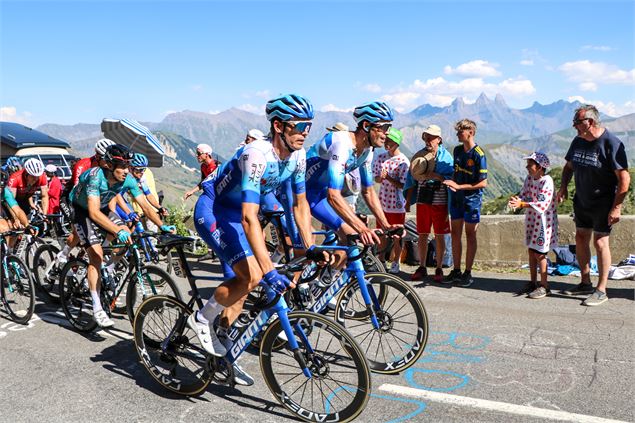 Cycliste sur la route du Col de la Croix de Fer - OT SSA