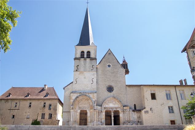 Façade de l'abbaye d'Ambronay - Marilou Perino / Pérouges Bugey Tourisme