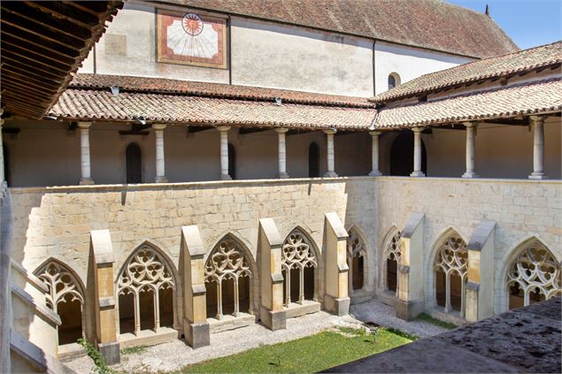 cloître gothique de l'abbaye d'Ambronay - Marilou Perino / Pérouges Bugey Tourisme
