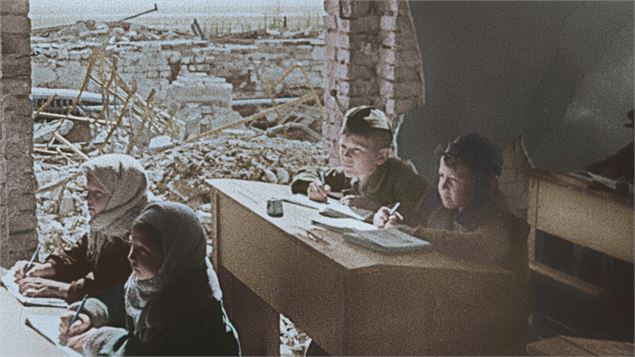 Enfants qui retournent à l'école - Atelier des archives