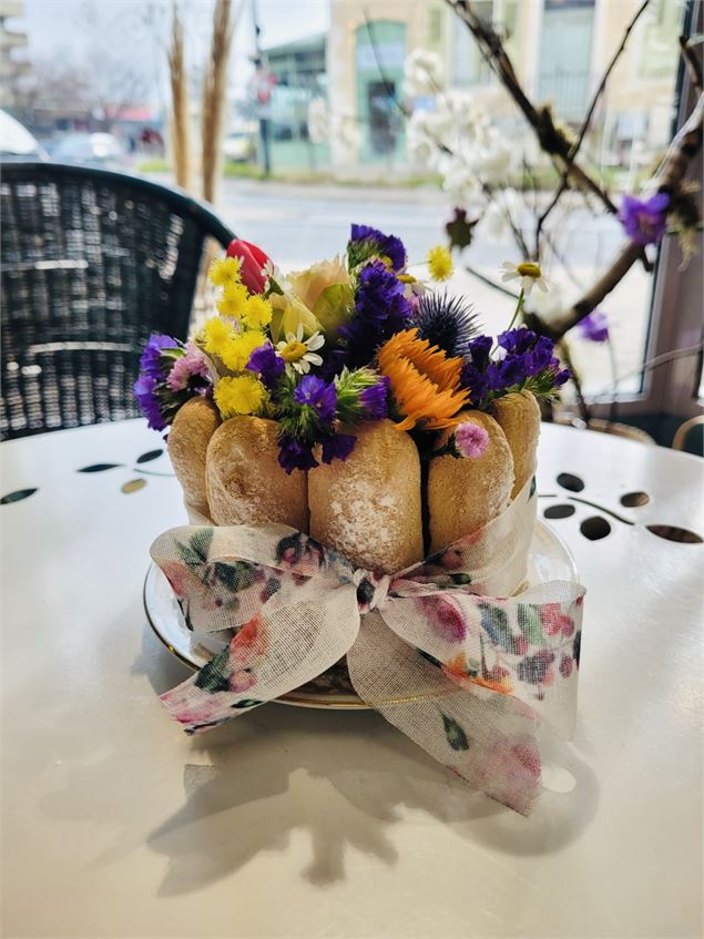 Photo d'un gâteau de fleurs - Freepik