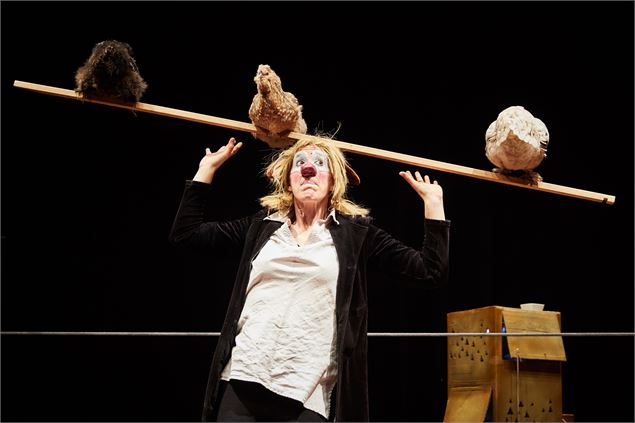 Clowne sur scène avec une poule - Christophe Raynaud de Lage