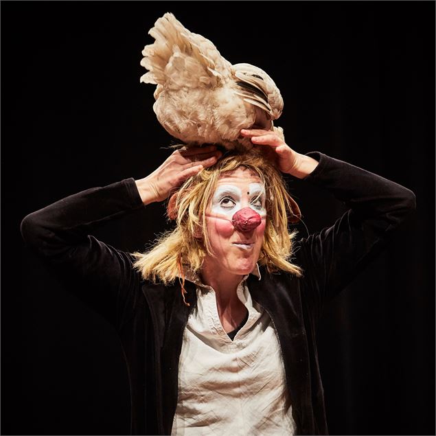 Clowne sur scène avec une poule - Christophe Raynaud de Lage