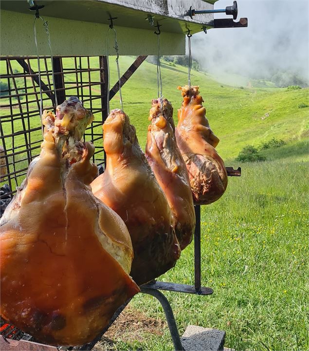 Très le Mont en Fête - cuisson des jambons pour le repas champêtre - Hermones Animations