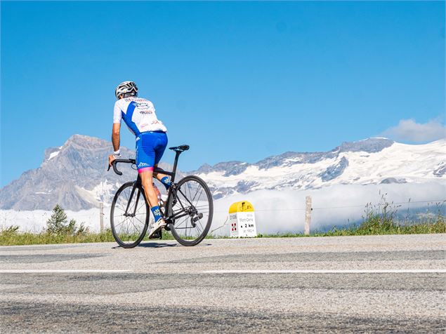 Cycliste sur la route du Col du Mont-Cenis - OTHMV