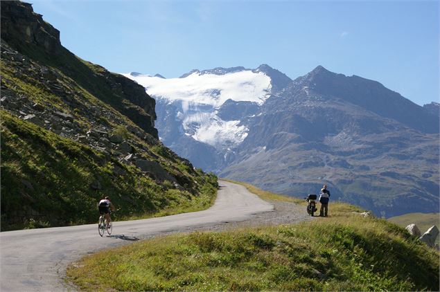 Cycliste sur la route de l'Iseran avec l'Albaron au fond - OTHMV