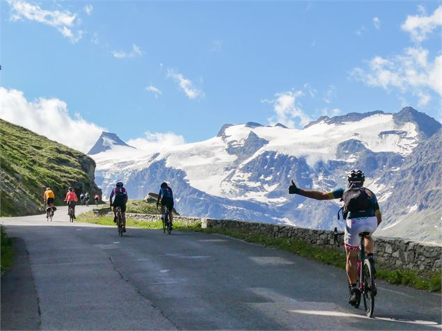 Cyclistes dans la montée du col de l'Iseran - OTHMV