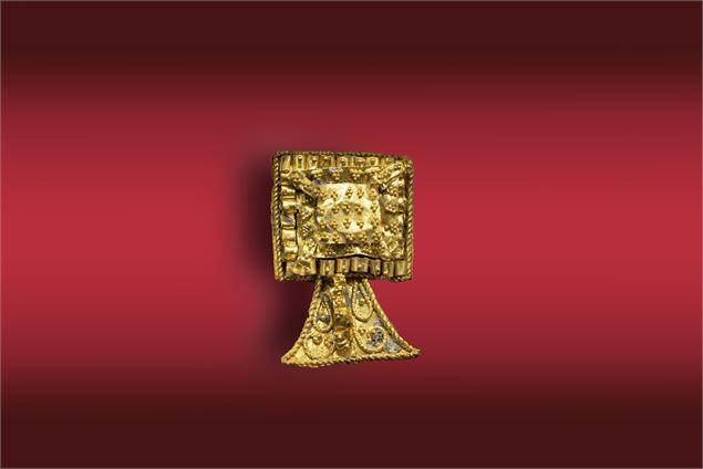 broche en or collection musée archéologique Viuz-Faverges - Peignée verticale