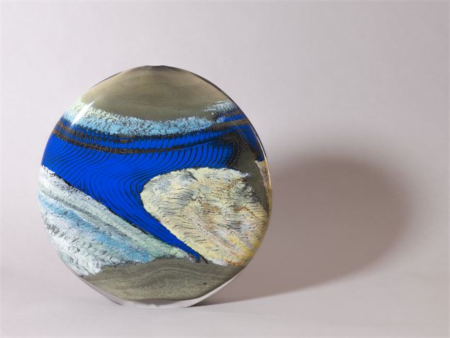 Alain et Marisa Bégou, Vase, sans date, verre soufflé multicouche et inclusions d’émaux, photo Cyril