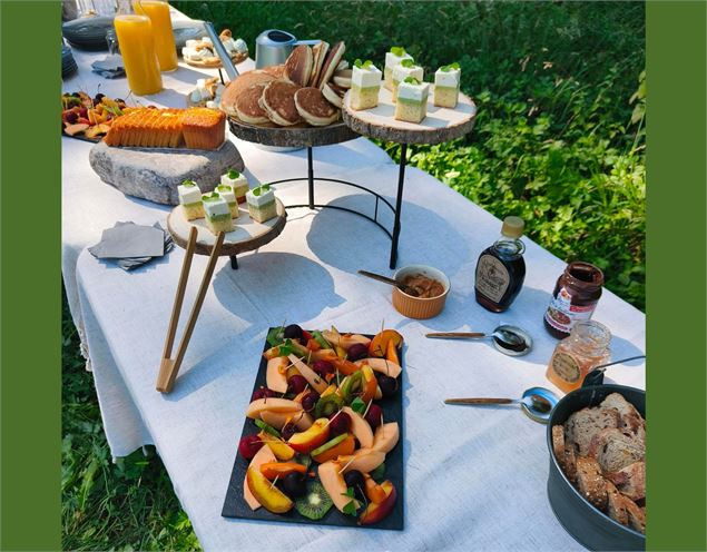 table de brunch dans l'herbe - Sabine Pendaries