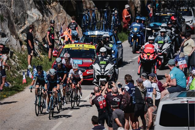 Le peloton fend la foule en montant un col - OTHMV