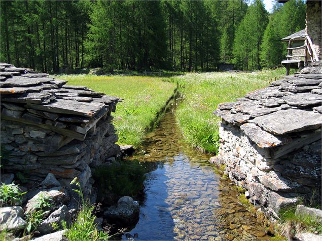 Canal et Caves à lait - Sainte Foy Tourisme