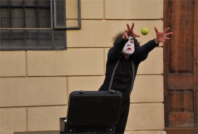 From a suitcase - Spectacle Est Dans La Rue_La Toussuire - From a suitcase