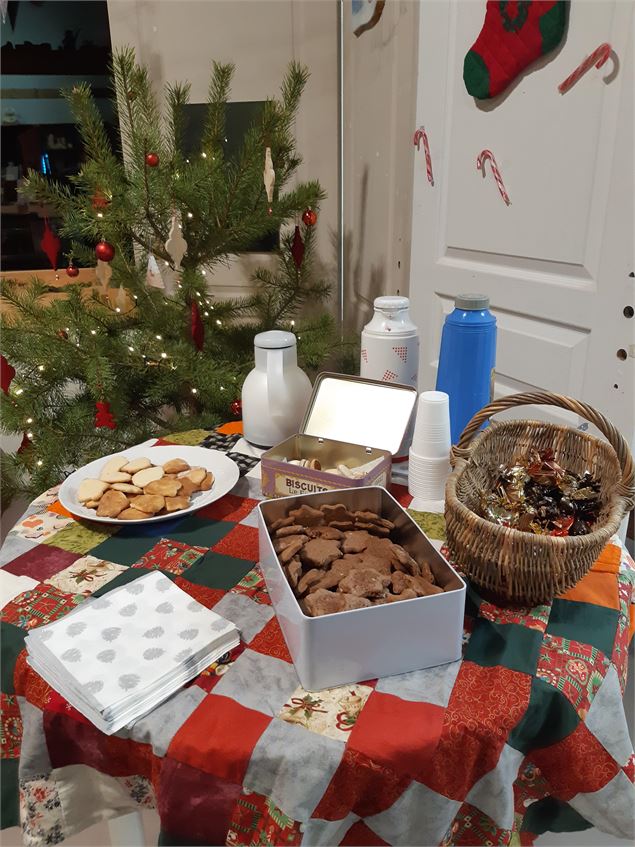 Accueil avec boissons chaudes et biscuits de Noël - Le Bois s'amuse