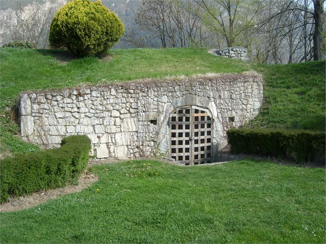 Visite guidée des vestiges du Fort de Montmélian, par un guide du patrimoine Savoie Mont Blanc_Montm