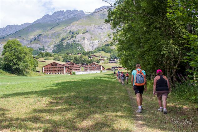 Marche vers le plat chaud - Office de Tourisme du Val d'Arly