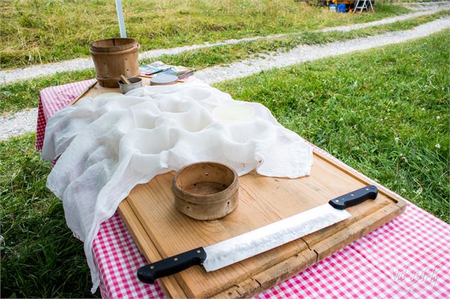 Fabrication du reblochon - Office de Tourisme du Val d'Arly
