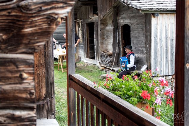 Ambiance savoyarde à l'accordéon - Office de Tourisme du Val d'Arly