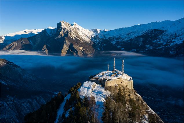 Vue aérienne du Fort du Télégraphe enneigé à Valloire - M. Collomb / Valloire Tourisme