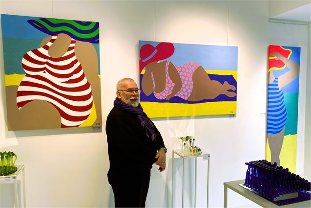 L'artiste devant ses oeuvres exposées - M. Brison